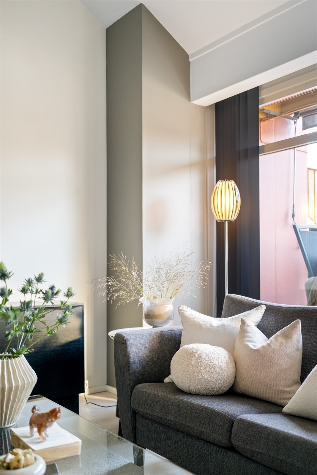 Leiligheten er malt i delikate og tidsriktige farger. Leiligheten har pipeløp. Kjøper må selv utrede muligheten for tilkobling av ildsted. Galleribilde