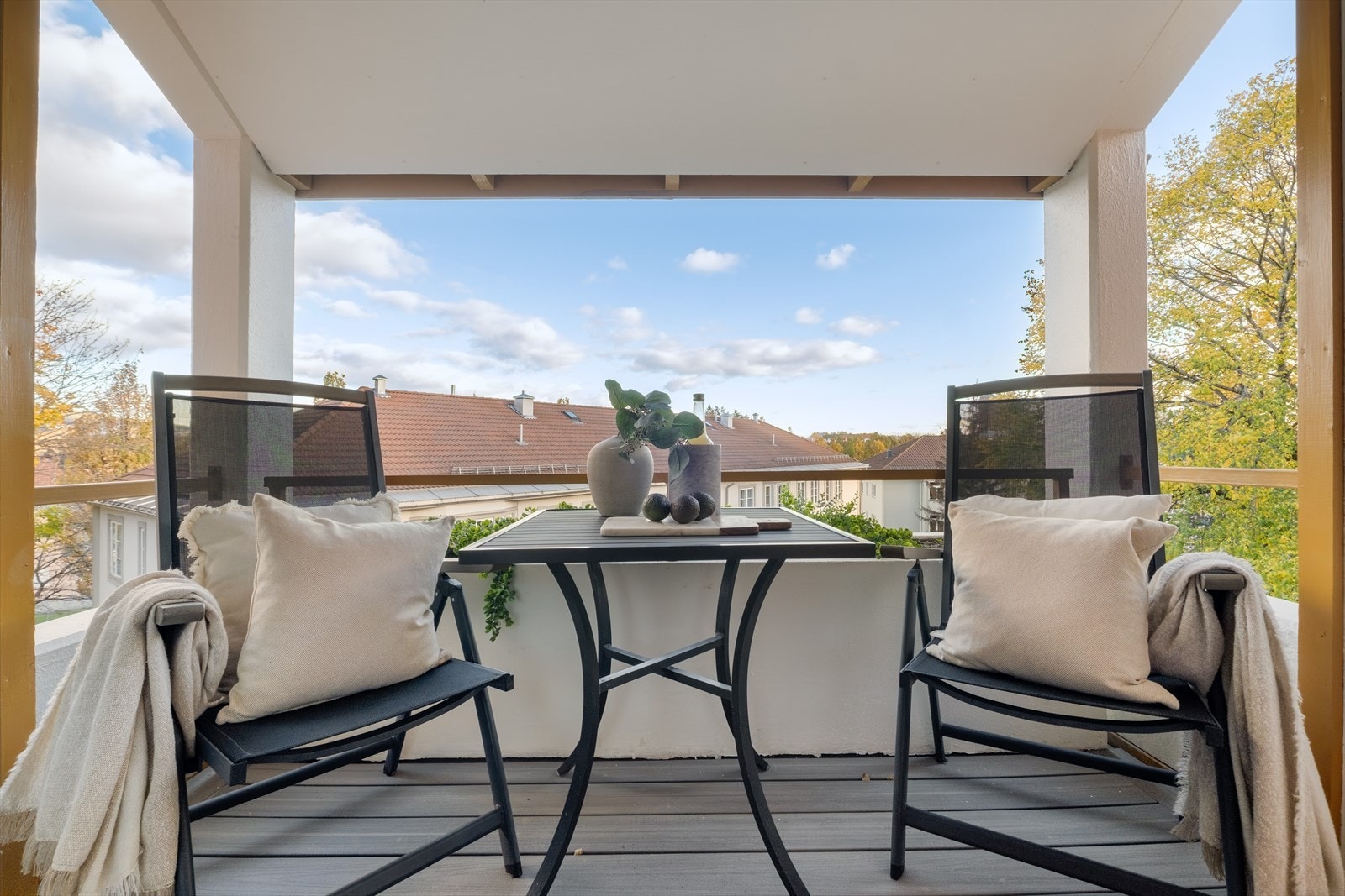 Selger opplyser om at det er sol på balkongen fra solen står opp til ca. kl. 13:00 på midtsommeren. Galleribilde