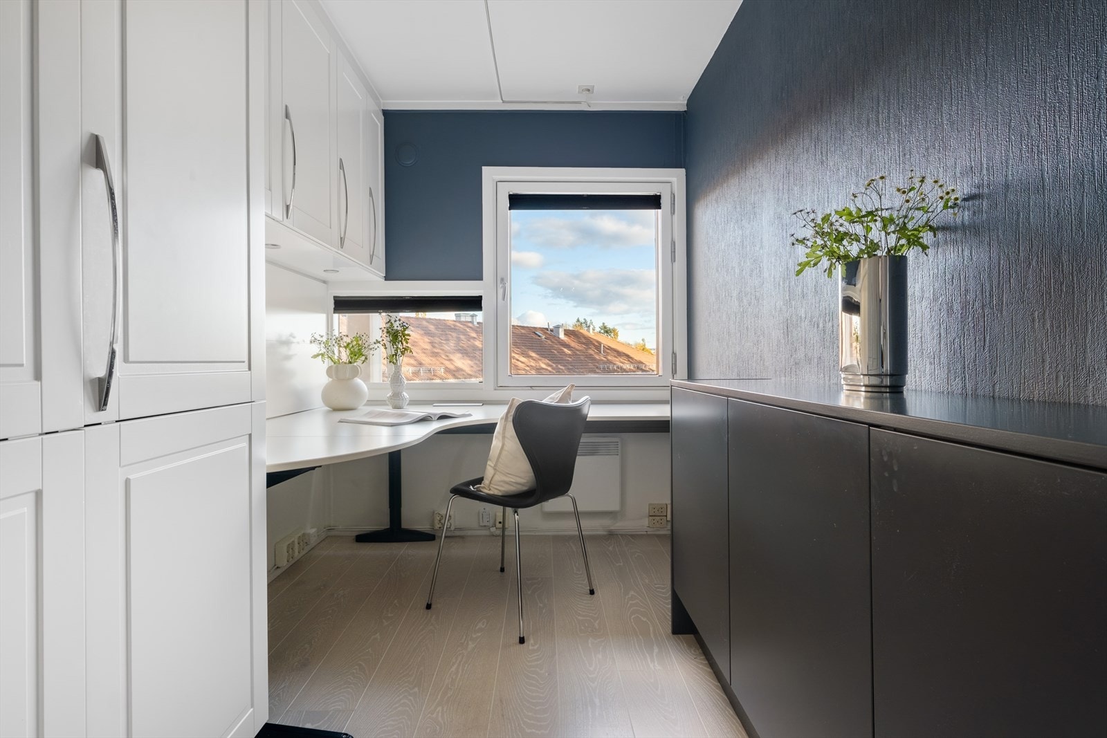 Leiligheten har tre gode soverom. Dette rommet brukes i dag som kontor, men fungerer like godt som soverom, gjesterom eller barnerom. Galleribilde