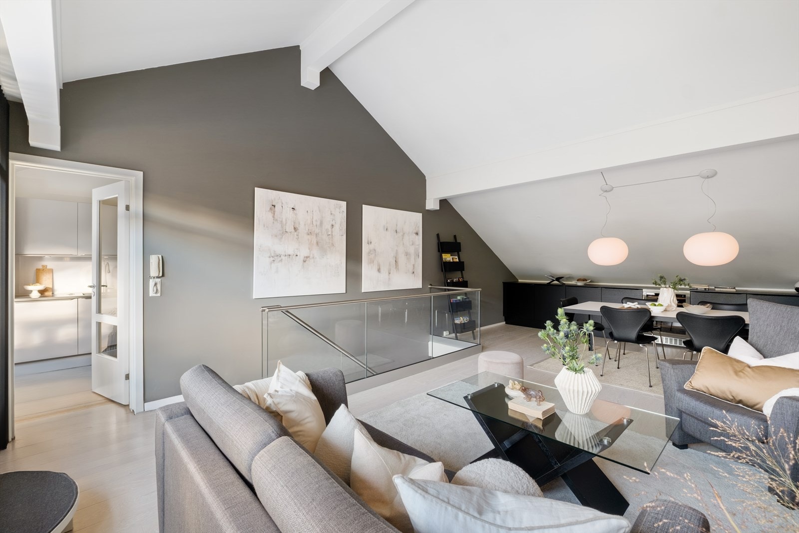 Dette rommet innbyr til både avkobling og sosialt samvær. Galleribilde