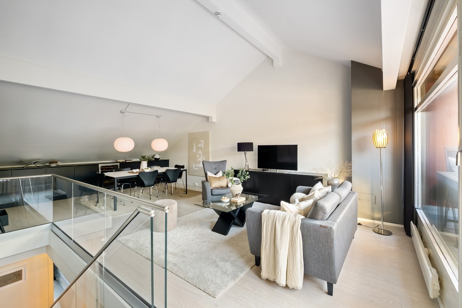 Rommets utforming understreker en sosial sone med plass til flere gjester. Galleribilde