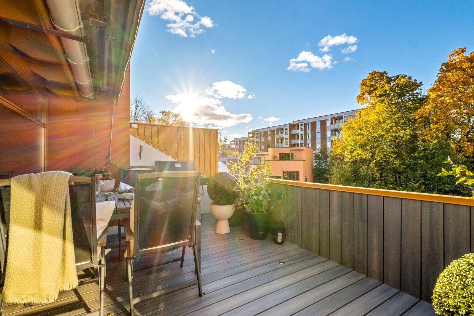 Selger opplyser om at det sol fra ca. kl.13:30 til ca. kl. 19:30 på midtsommeren. Galleribilde