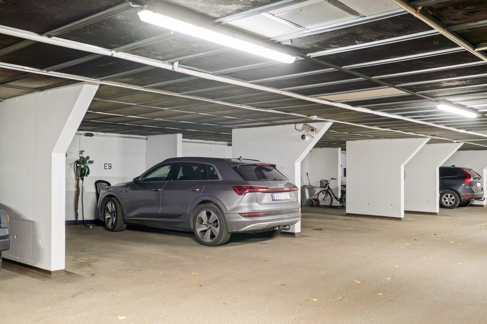 Fra leiligheten går man tørrskodd til felles garasjeanlegg der man har biloppstillingsplass med elbillader. Galleribilde