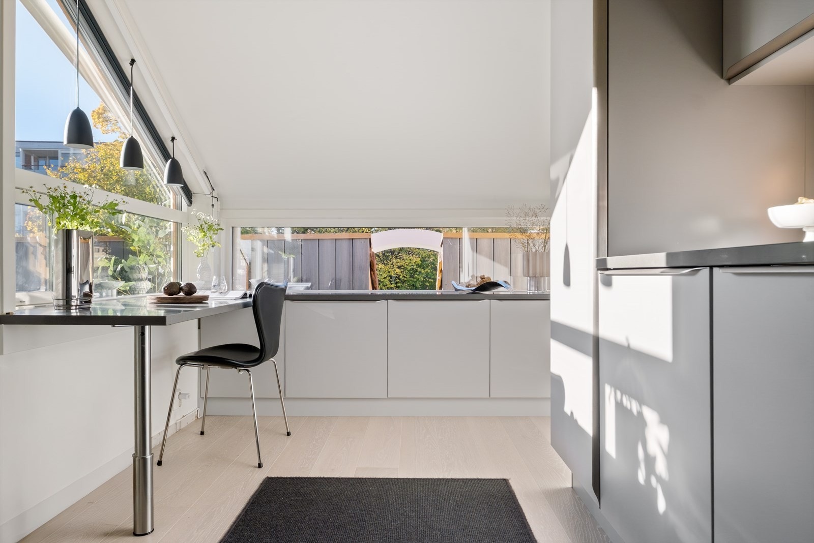 Stilren og tidsriktig kjøkkeninnredning fra HTH som gjenspeiler leilighetens moderne uttrykk. Galleribilde