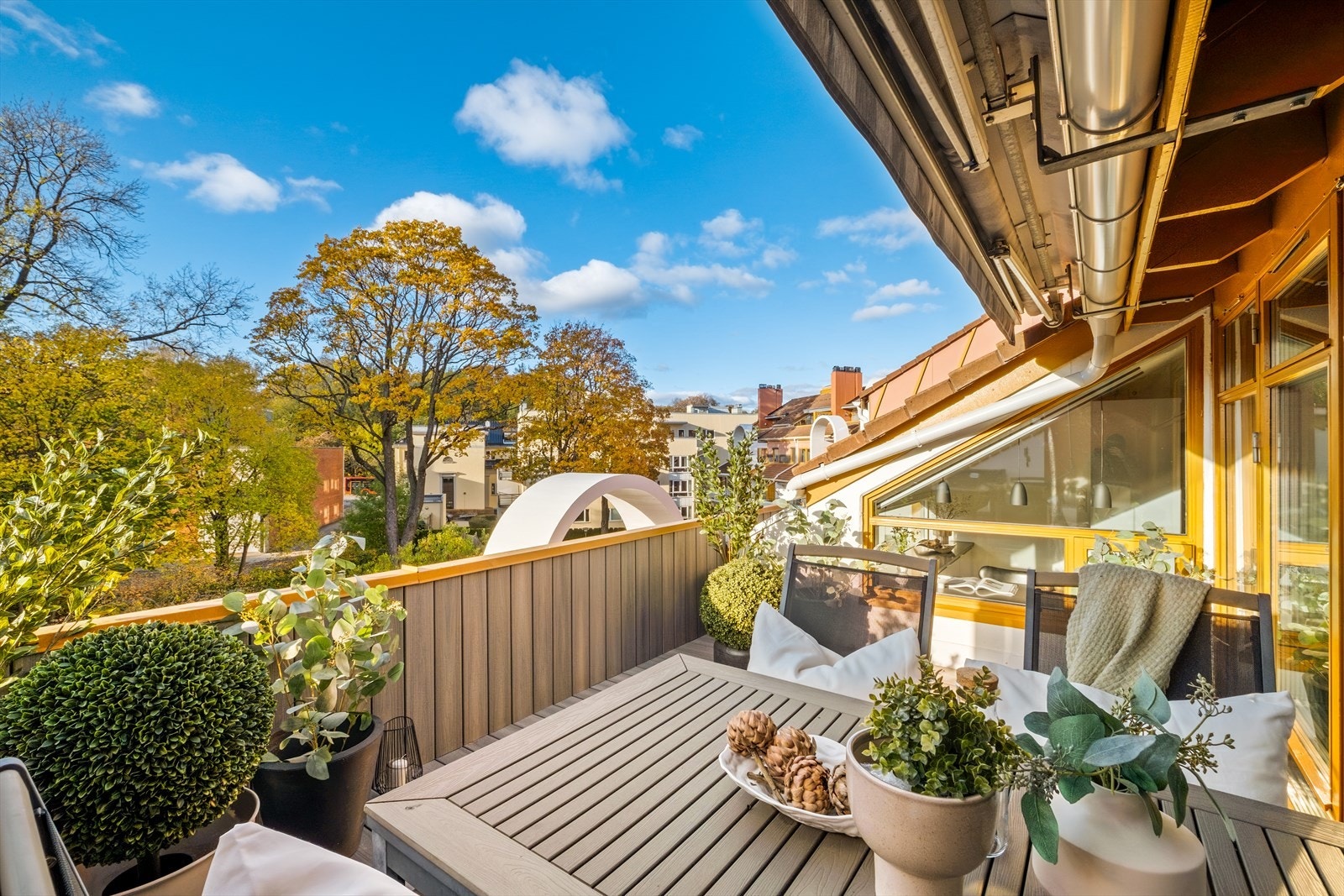 Lekker 5R toppleilighet over 2 plan beliggende i en bortgjemt og grønn oase midt i byen, i et av Adamstuen mest populære kvartaler! Galleribilde