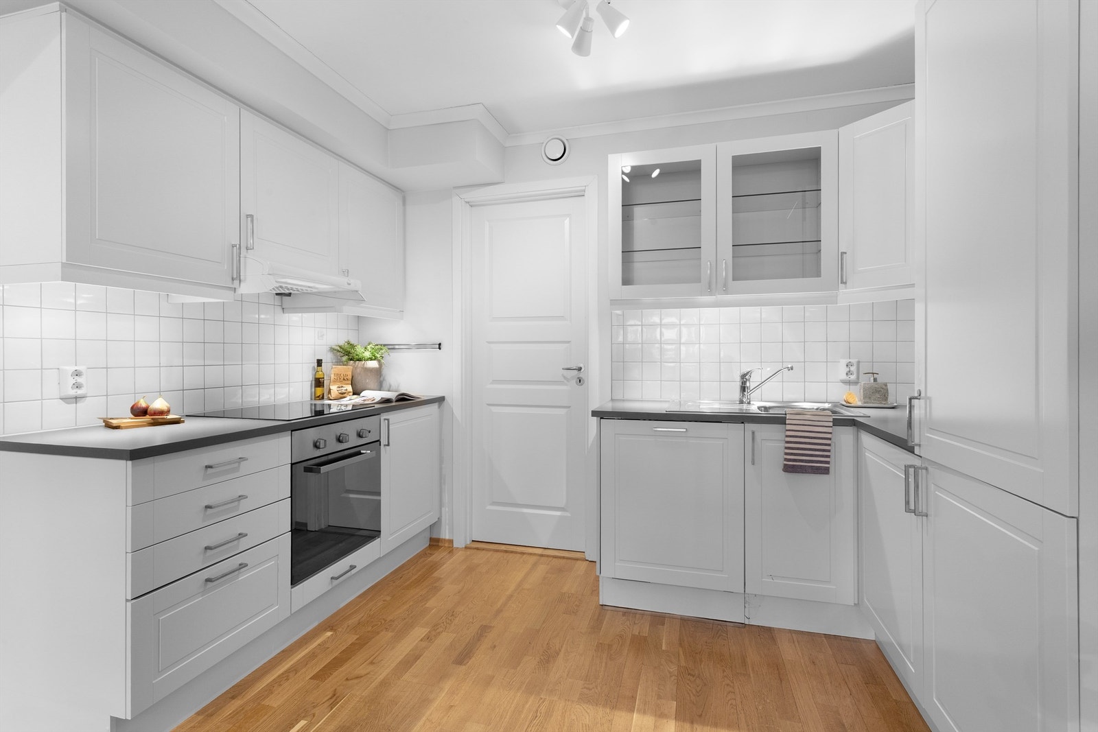 Kjøkken med innredning med profilerte fronter. Benkeplate med laminert overflate med nedfelt kjøkkenvask. Galleribilde