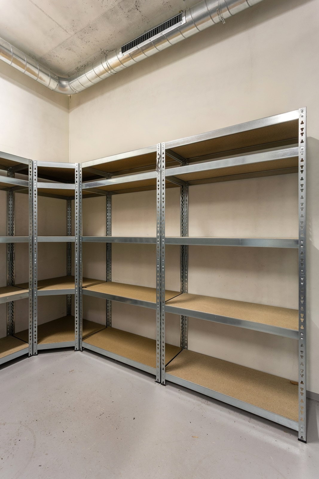 Leiligheten disponerer en bod på 5 kvm beliggende i byggets 1. etasje Galleribilde