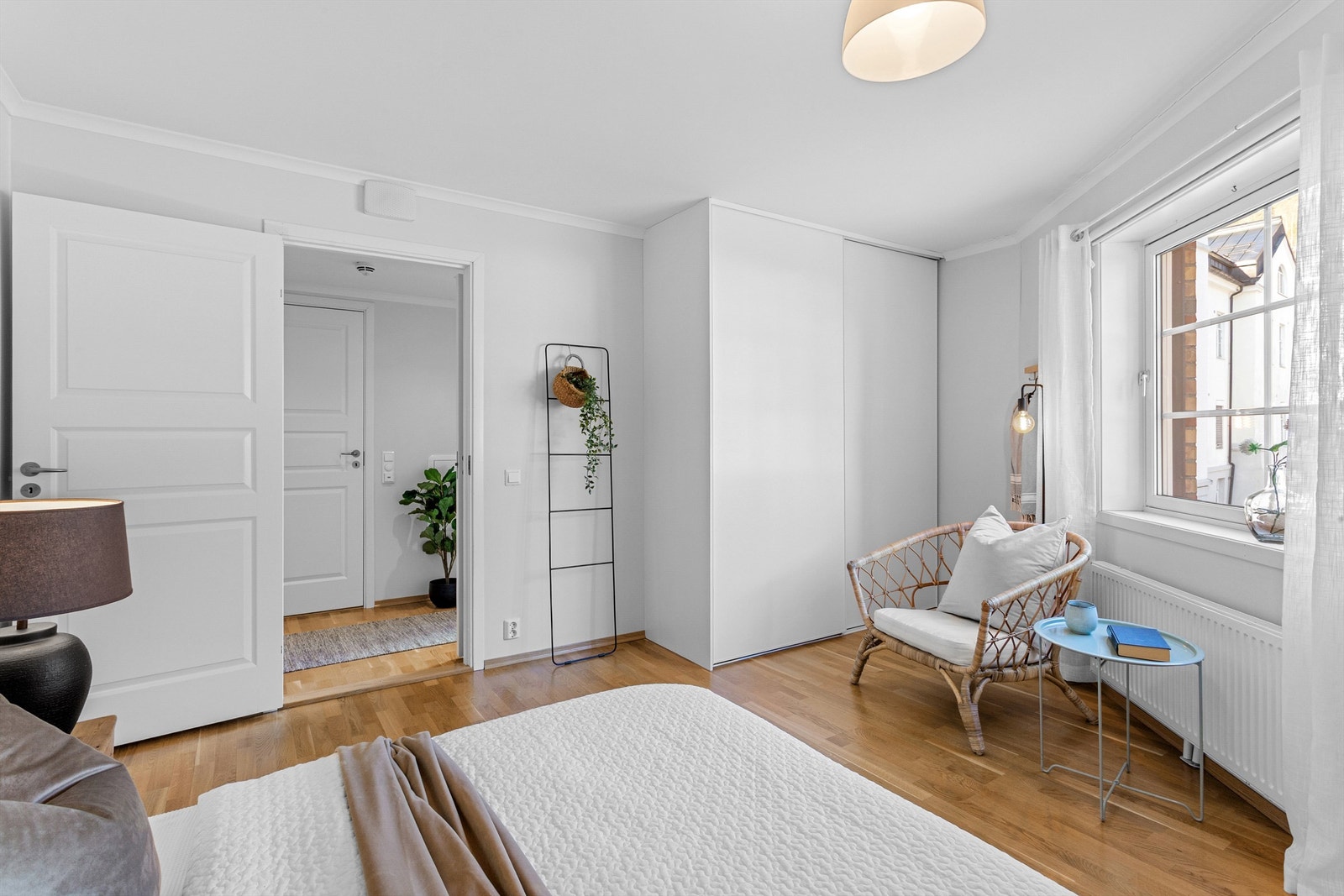 Romslig hovedsoverom/soverom 1 med god plass for kontorpult og fin utsikt mot Bragernes Kirke. Oppvarming via radiatorer tilkoblet fjernvarme Galleribilde