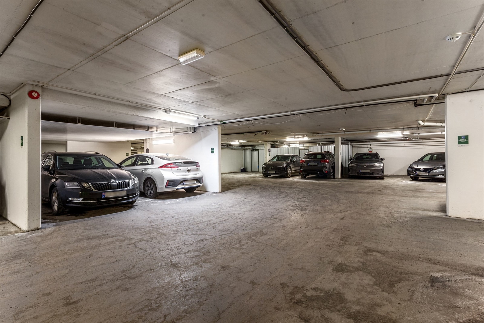 Leiligheten disponerer en parkeringsplass i felles garasjekjeller. Leiligheten har ikke installert ladestasjon, men borettslaget har tilrettelagt for etablering av ladestasjoner for el-bil i garasjeanlegget. Galleribilde