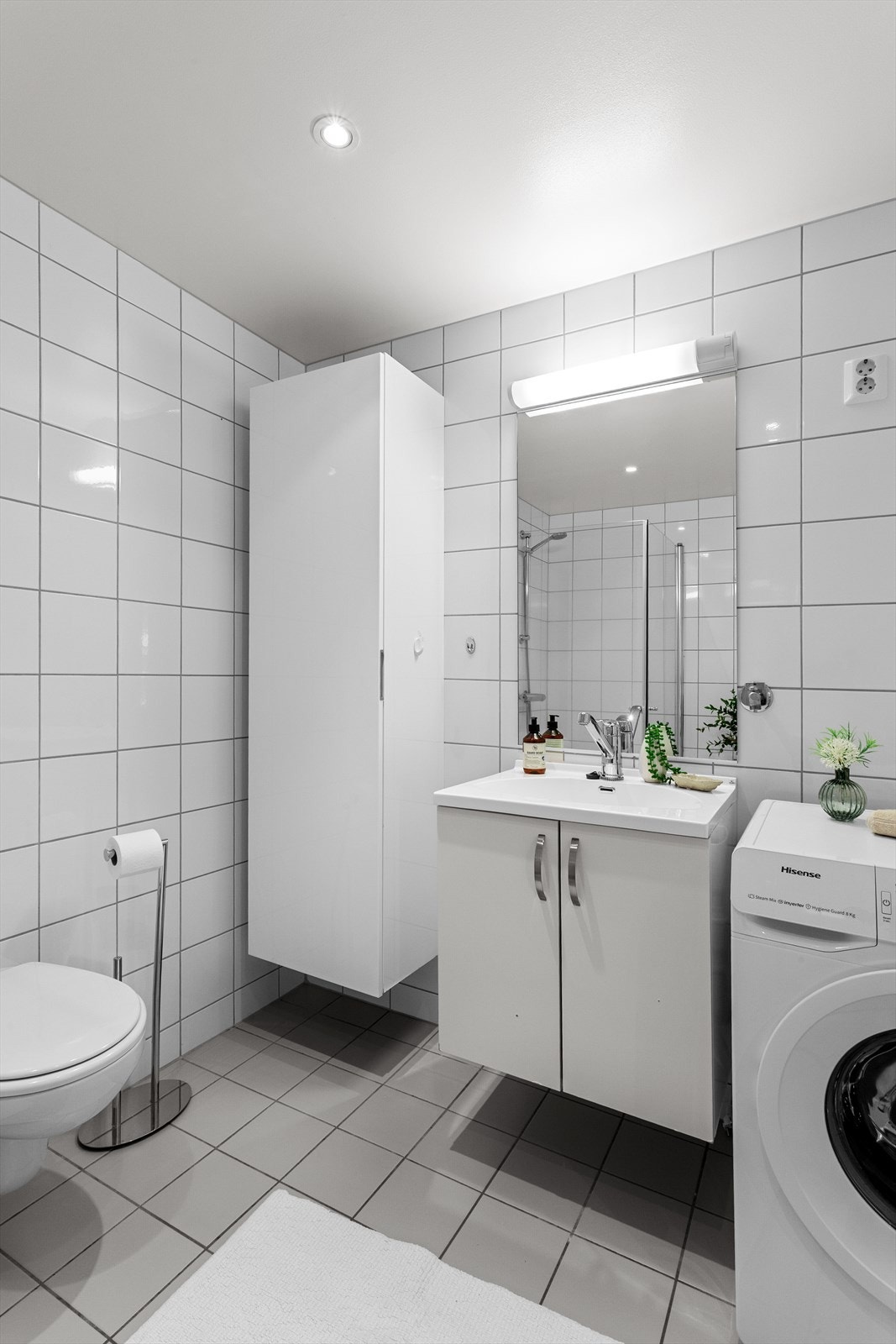 Badet har opplegg for vaskemaskin. Vaskemaskin medfølger om ønskelig. Galleribilde