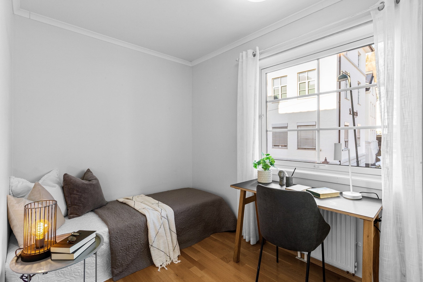 Soverom 2 med oppvarming via radiatorer tilkoblet fjernvarme Galleribilde