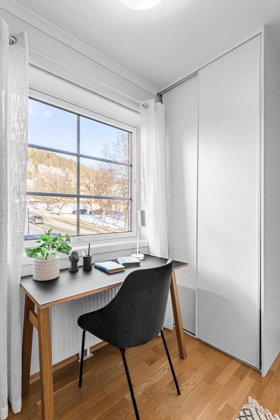 Soverom 2 med skyvedørsgarderobeskap og fin plass for kontorpult. Utsikt mot Bragernes kirke. Galleribilde