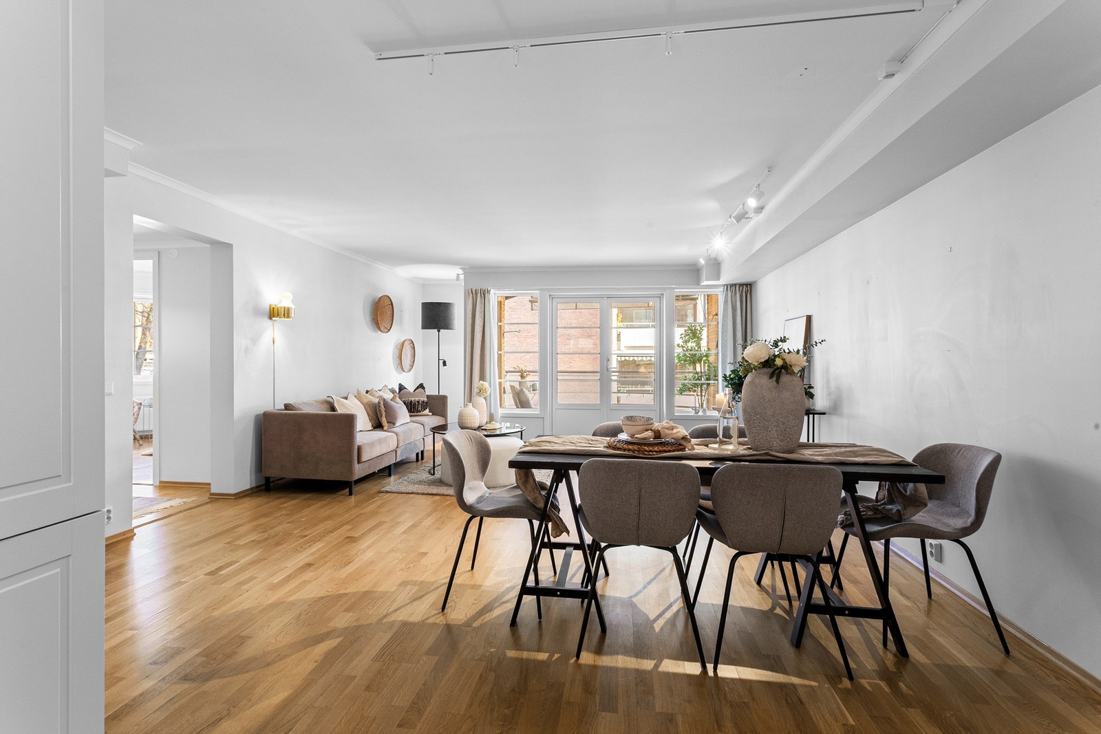 Stue med plass til spisebord og sofagruppe Galleribilde