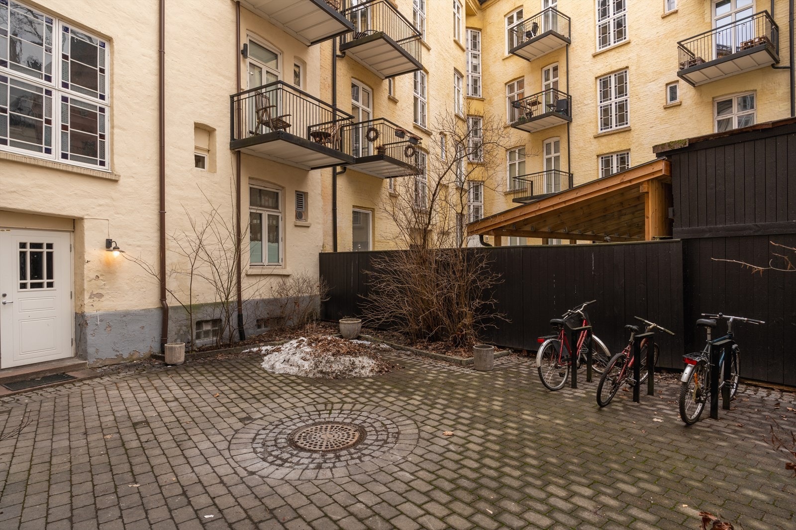 Sykkelparkering i bakgård. Galleribilde