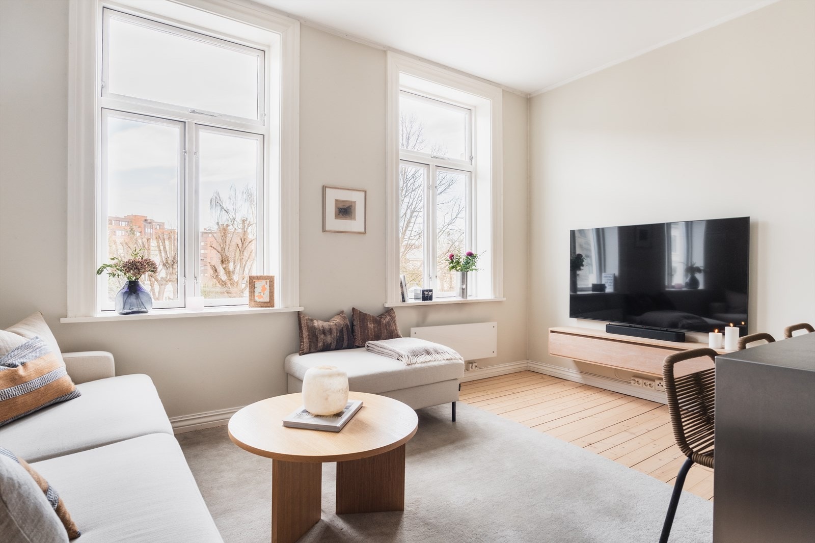 Dette er en lys og nydelig 2(3)-roms selveier med gjennomgående planløsning. Galleribilde