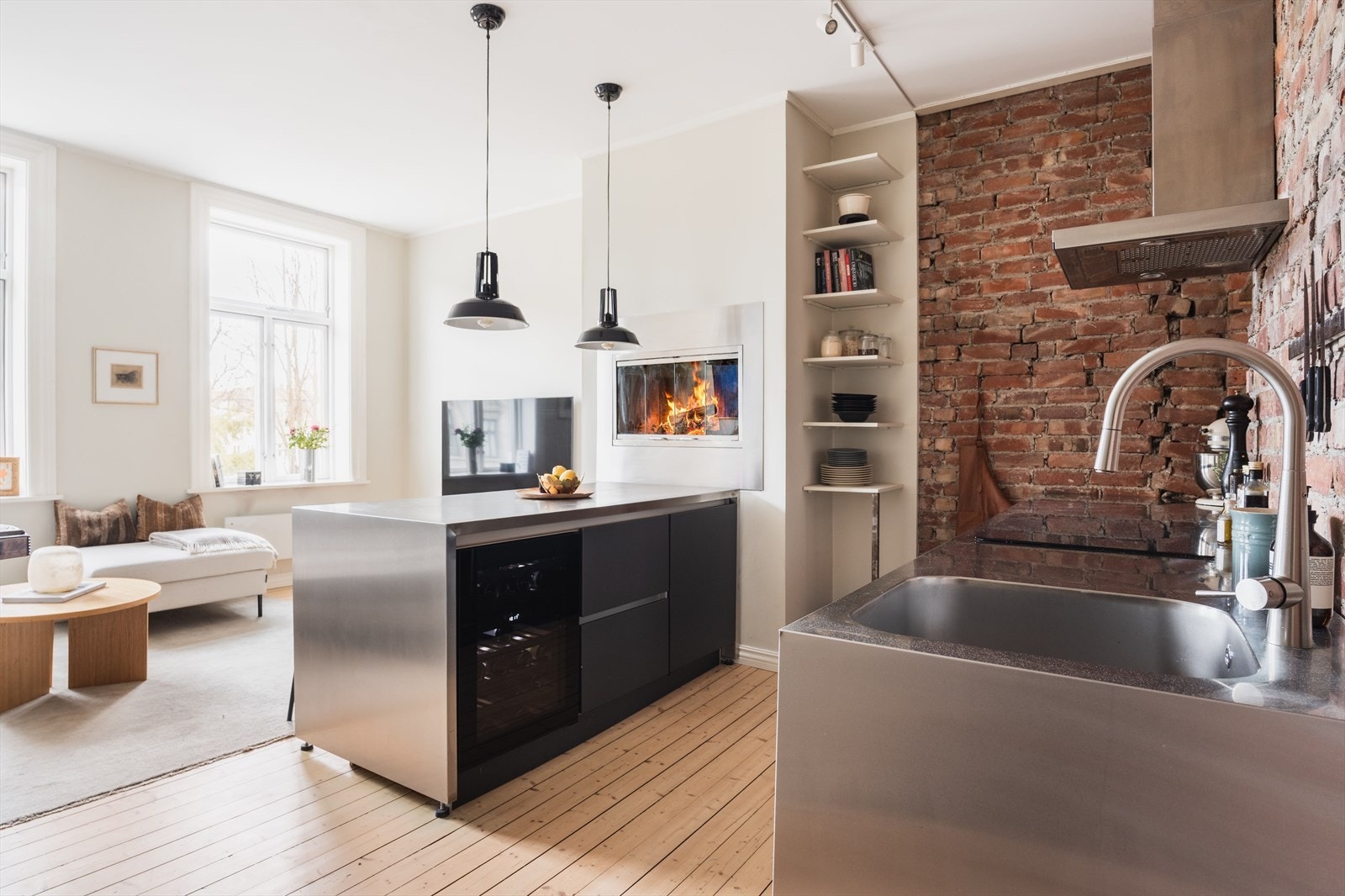 Stuen ligger i en åpen løsning med kjøkkenet, og fremstår som tiltalende. Galleribilde