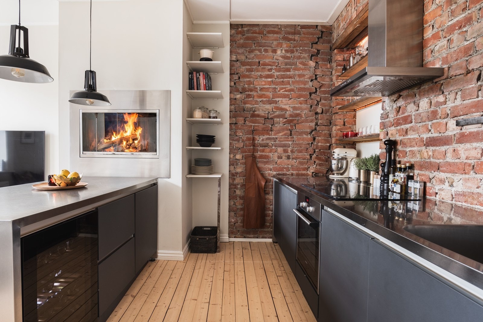 Leiligheten har et spesialbestilt industrikjøkken fra Schüller. Induksjonstopp fra Hisense (ny i 2025) med kullfilterventilator over. Galleribilde