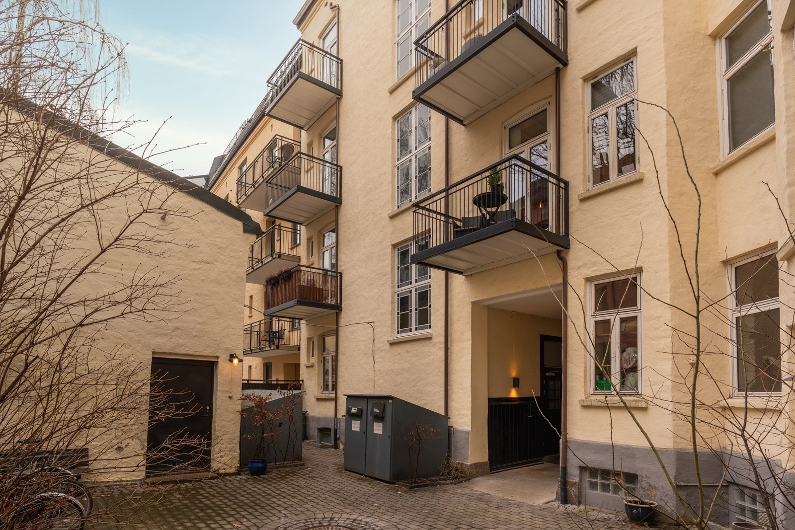 Hyggelig bakgård. Galleribilde