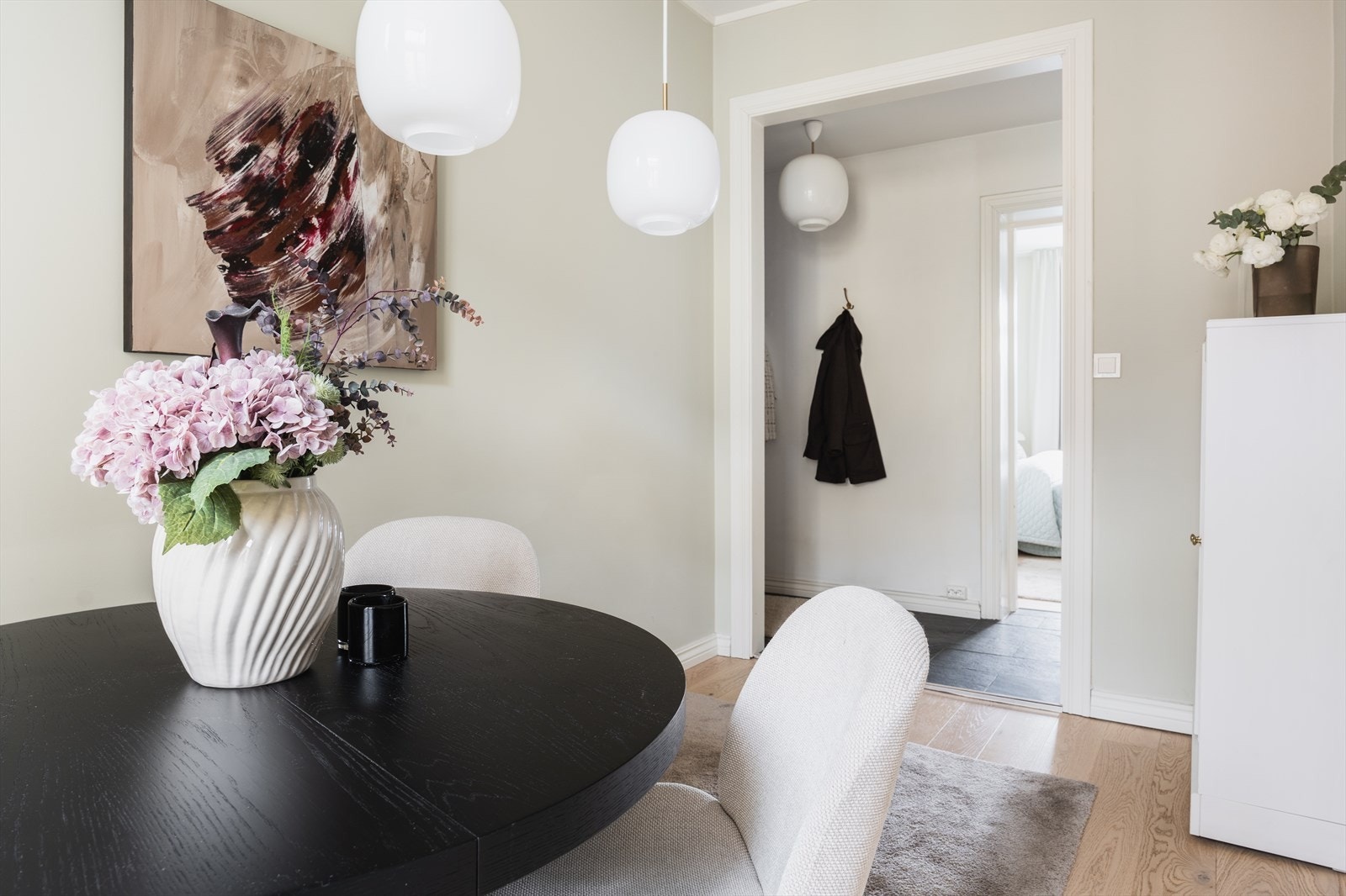 Det ble lagt nytt gulv i spisestuen i 2023. Galleribilde