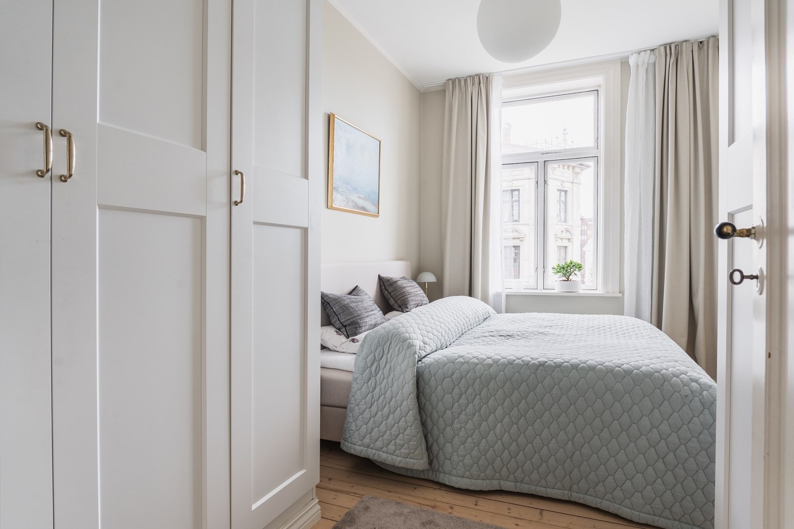 Lekkert hovedsoverom med god lagringsplass. Galleribilde