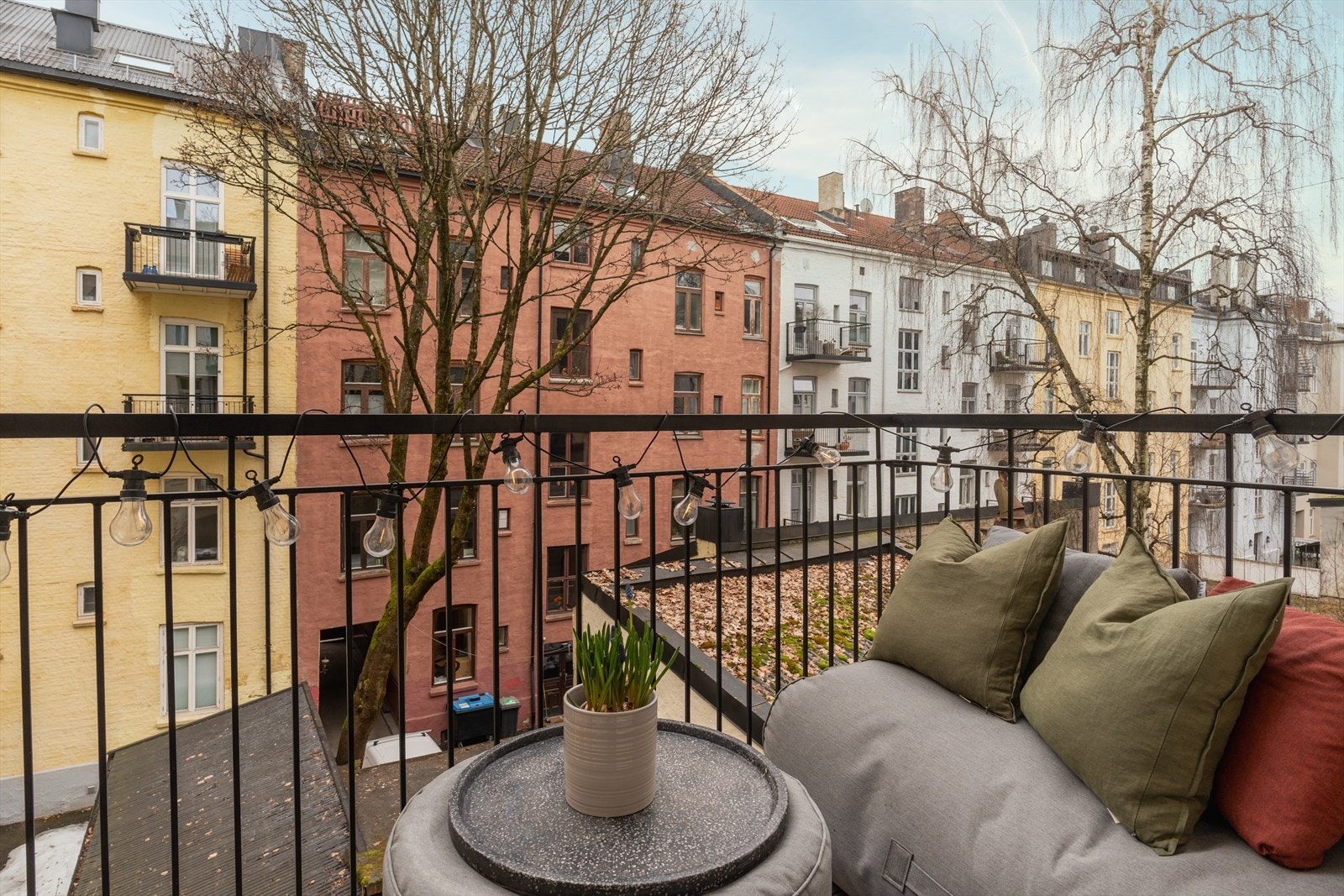 Koselig balkong på ca. 3,5 kvm med gode solforhold. Galleribilde