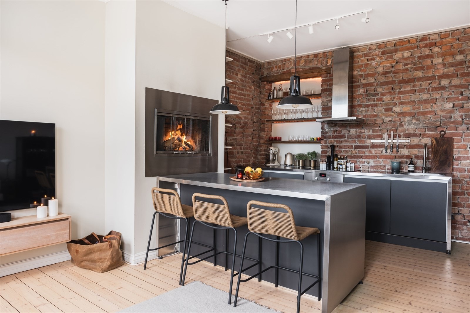 Varmtvannstank er montert i benkeskap på kjøkken. Galleribilde