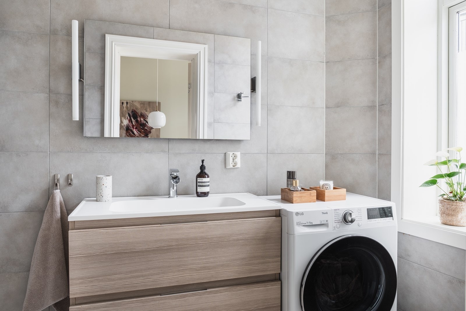 Det er opplegg for vaskemaskin. Badet har vindu som gir gode luftemuligheter. Galleribilde