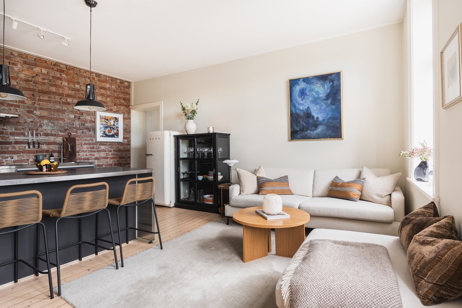 Stuen/kjøkkenet oppleves som svært innbydende med originalt tregulv slipt i 2023. Galleribilde