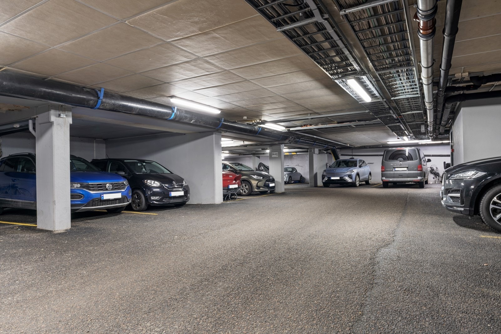 Fast parkeringsplass i kjeller. Galleribilde