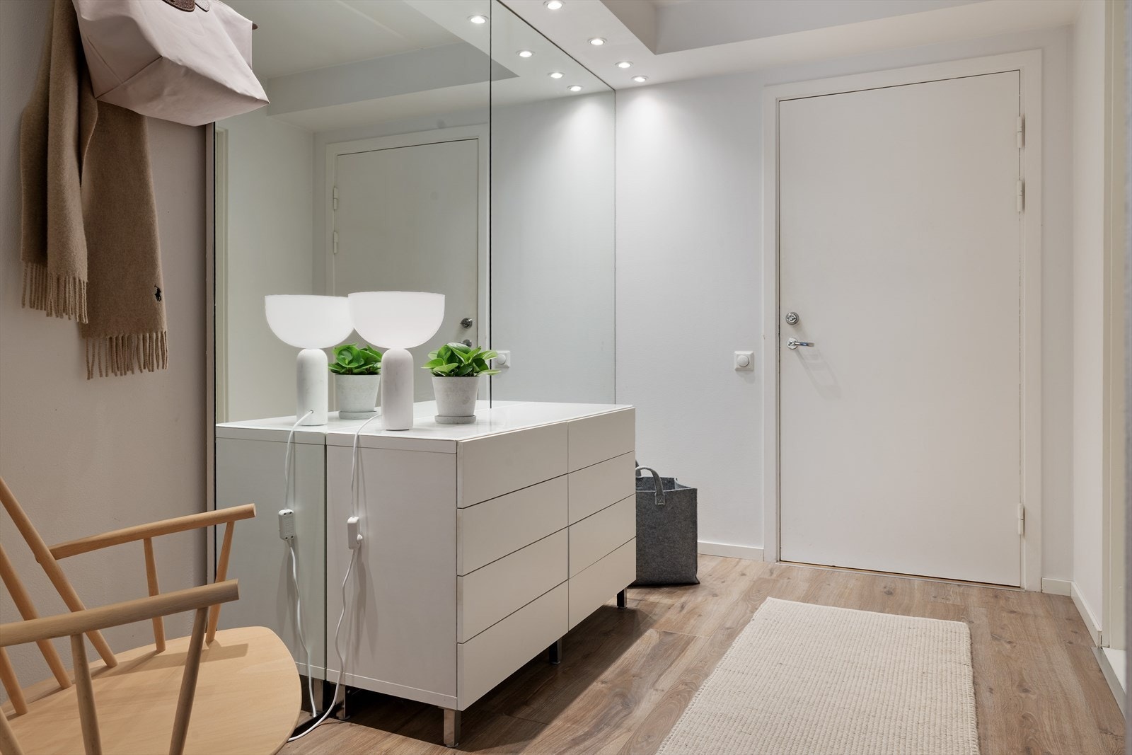 Romslig gang med god plass til skap eller kommode for oppbevaring. Galleribilde