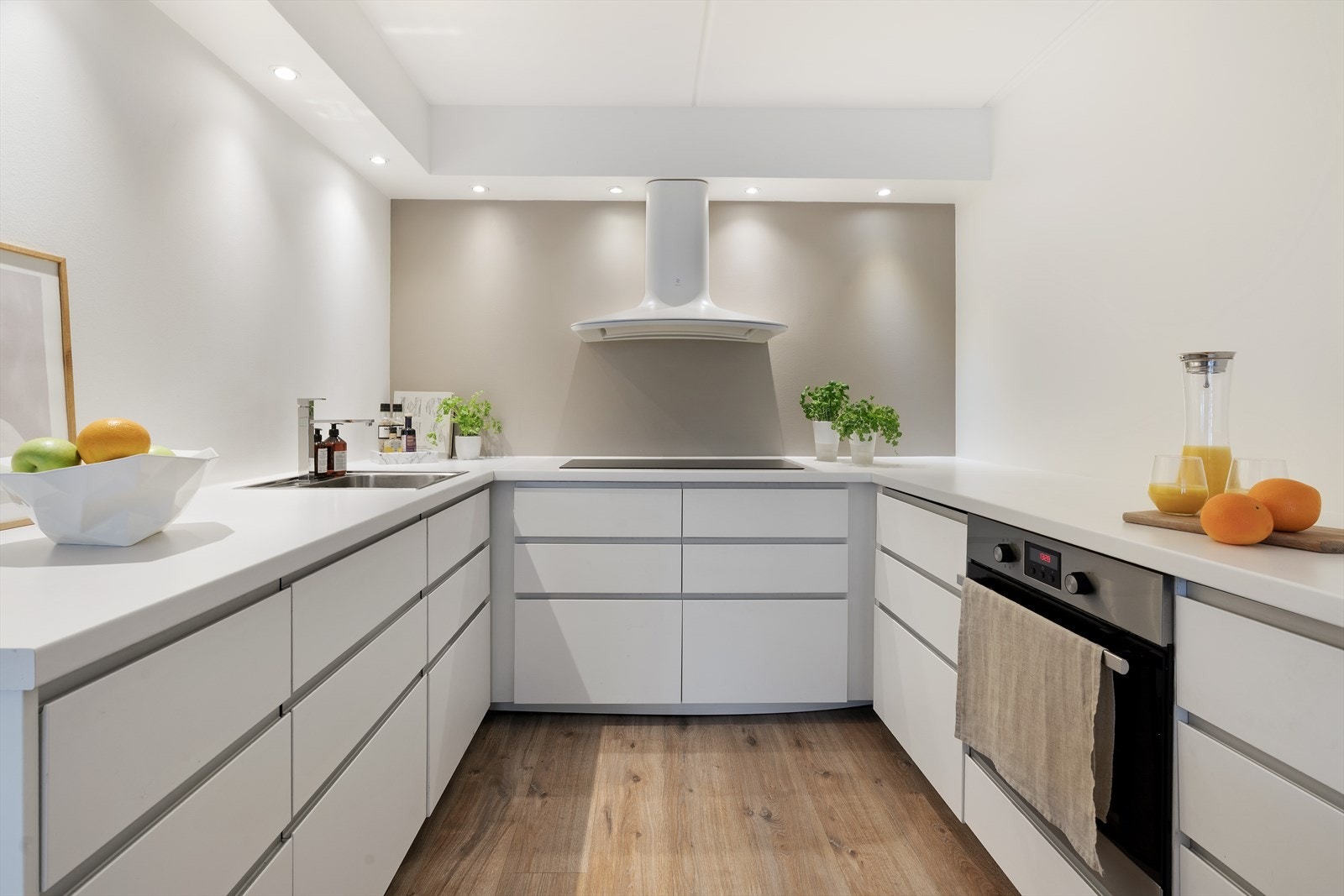 Delikat kjøkkeninnredning med god benkeplass og integrerte hvitevarer. Galleribilde