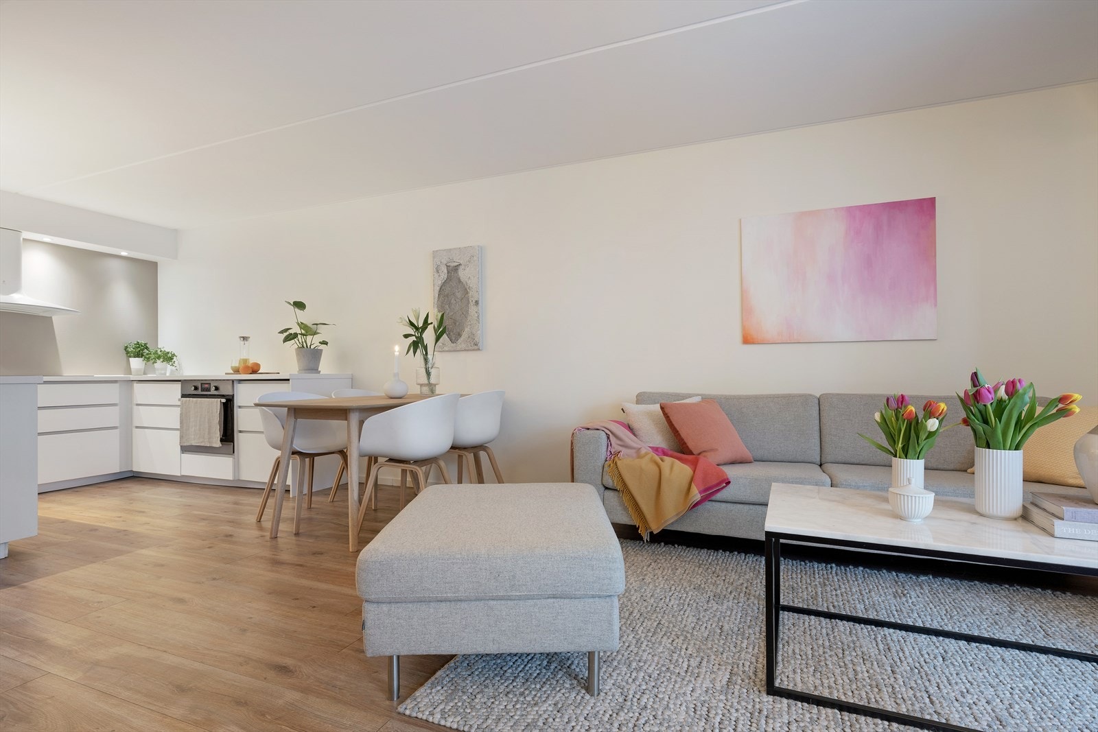 Her har du har rikelig med plass til både salong og spisebord. Galleribilde