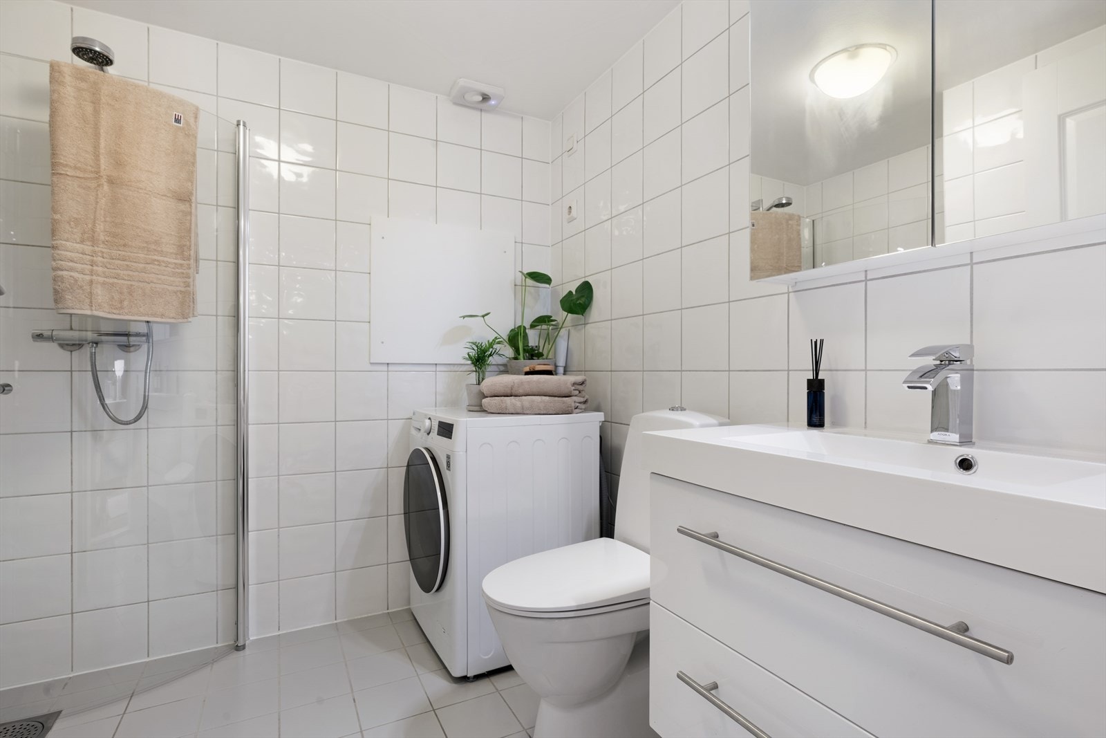 Pent helfliset bad med opplegg for vaskemaskin. Galleribilde