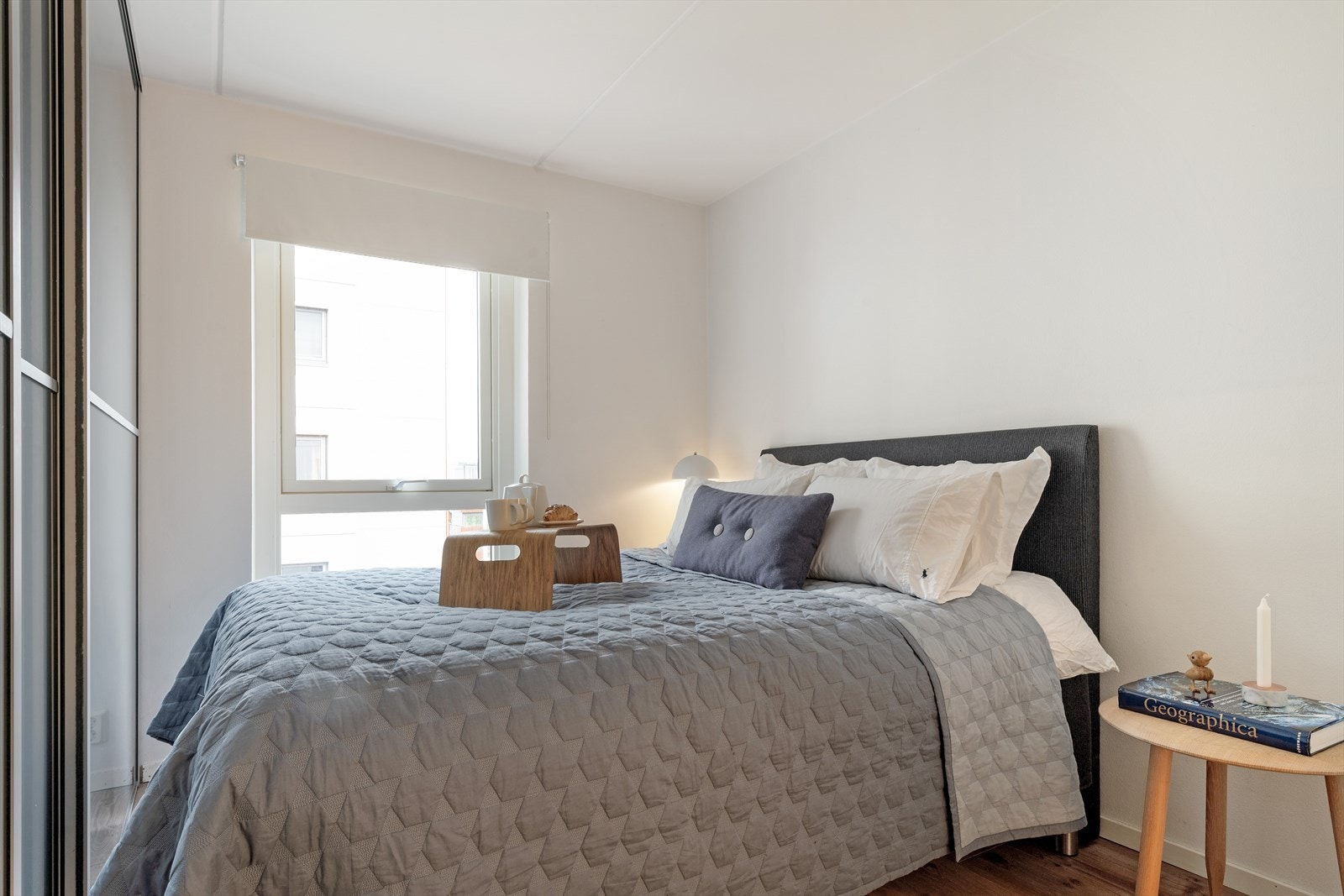 Romslig soverom på 10,4 m² med stor skyvedørsgarderobe. Galleribilde