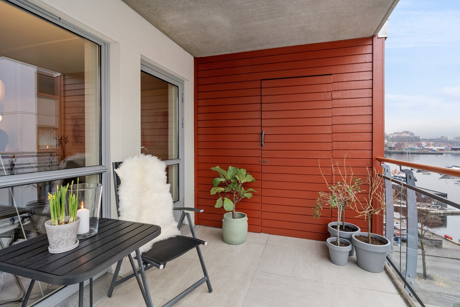 Leiligheten ligger i et svært rolig området med utsyn mot sjøen fra balkongen. Galleribilde