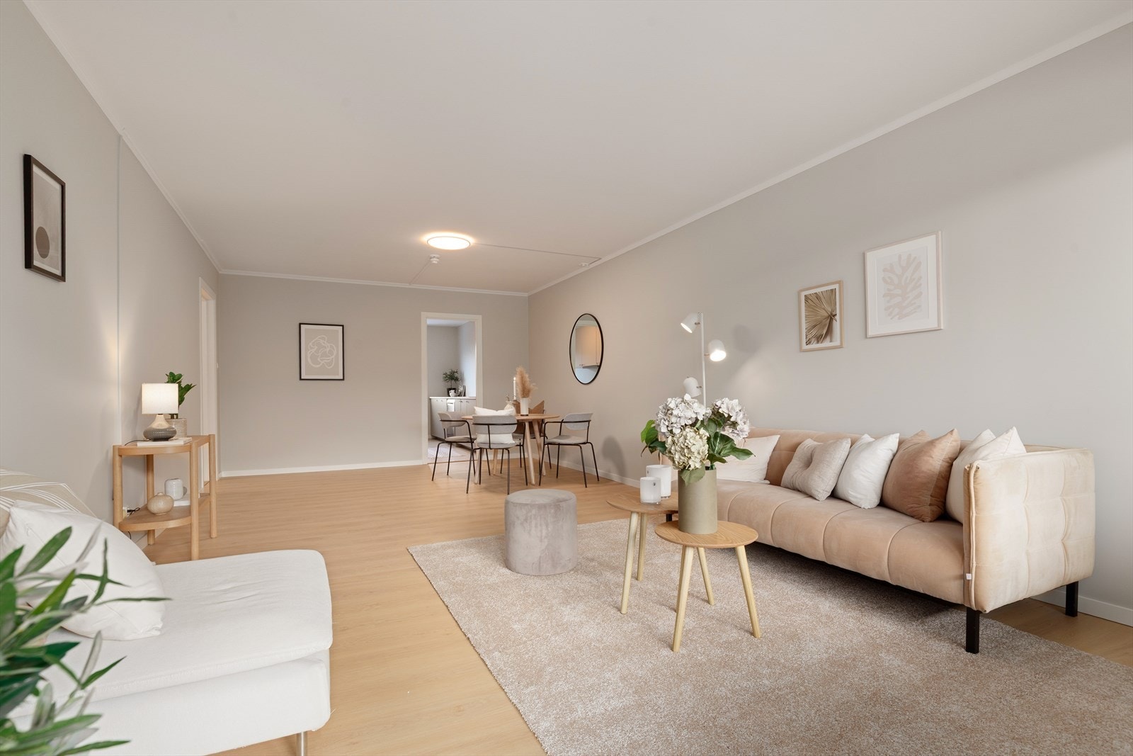 Flott stue med god plass for sofagruppe og tilhørende tv-møblement Galleribilde