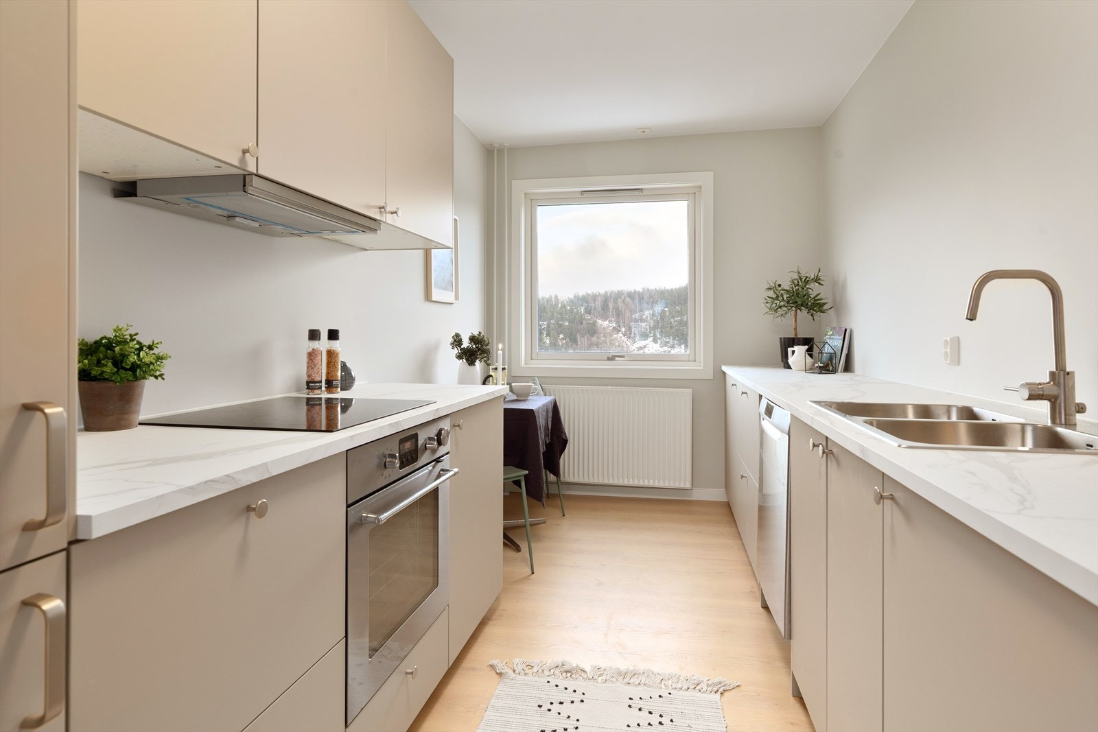 Kjøkkenet er utstyrt med hvitevarer som stekeovn, platetopp, kjøl/fryseskap og oppvaskmaskin Galleribilde