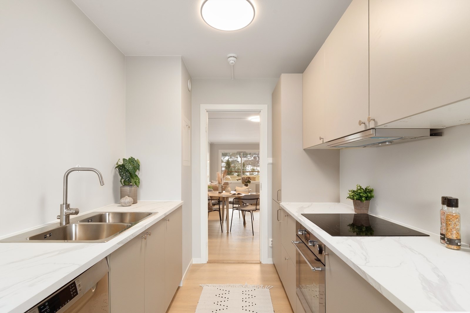 Lekkert kjøkken med glatte fronter og benkeplate av laminat Galleribilde