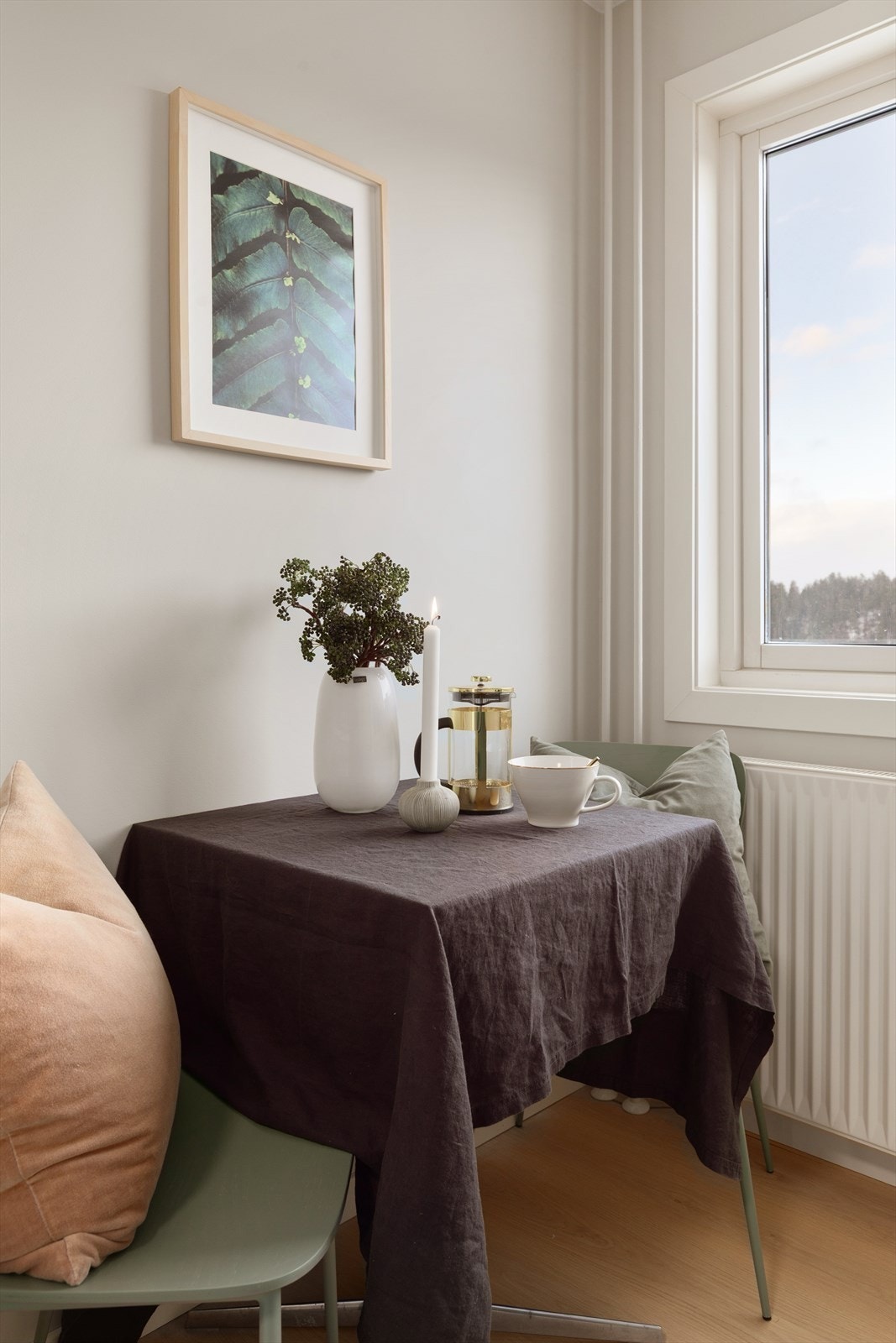 Plass for hyggelig frokostbord på kjøkkenet Galleribilde