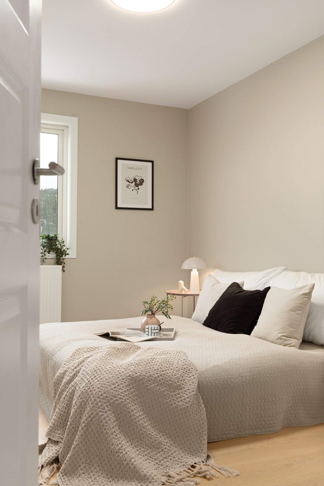 God plass for dobbeltseng med tilhørende nattbord Galleribilde