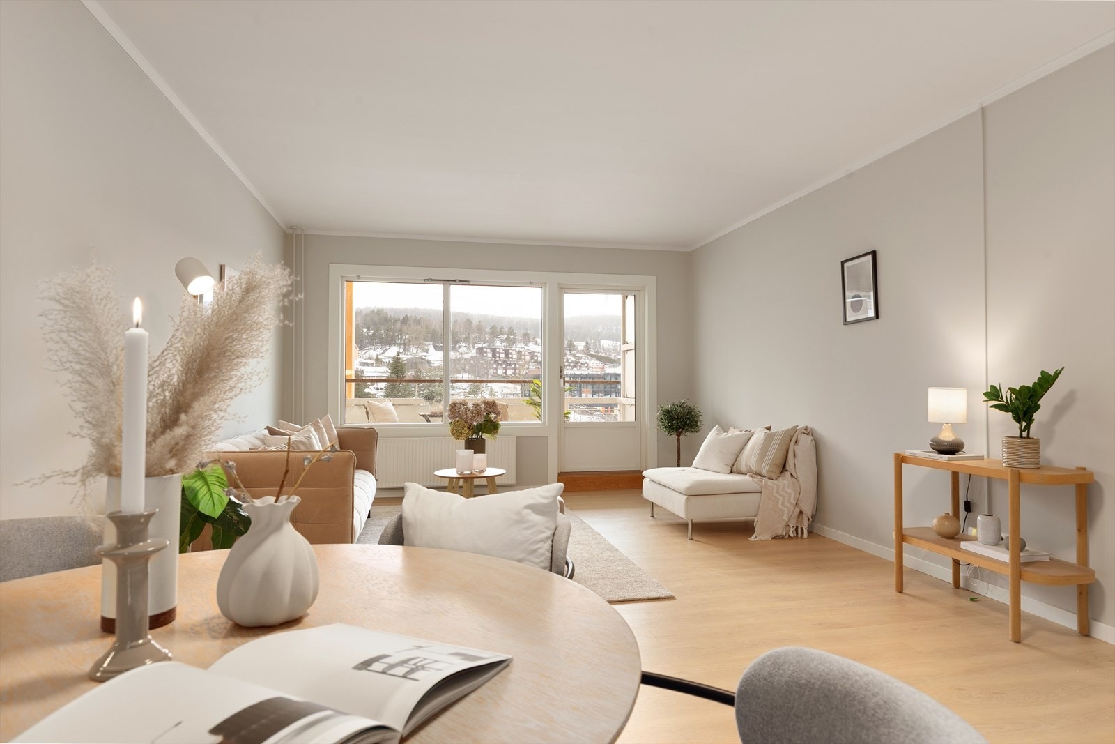 Det er gode møbleringsmuligheter i stuen Galleribilde