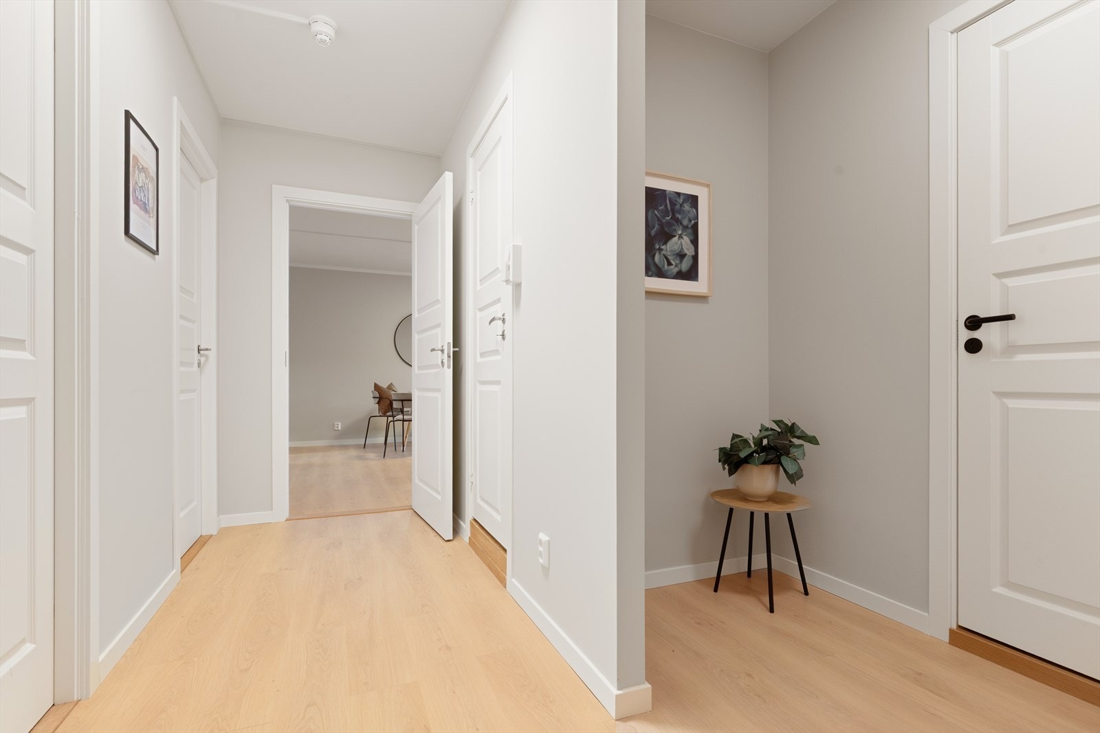 Gang med nisje for garderobeskap Galleribilde