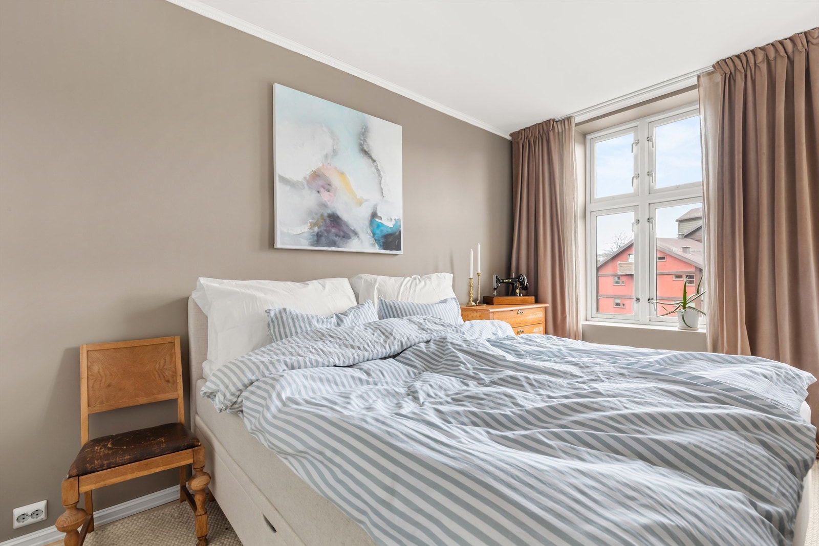 Leiligheten har to soverom. Soverom I har god plass til dobbeltseng med tilhørende nattbord. Galleribilde