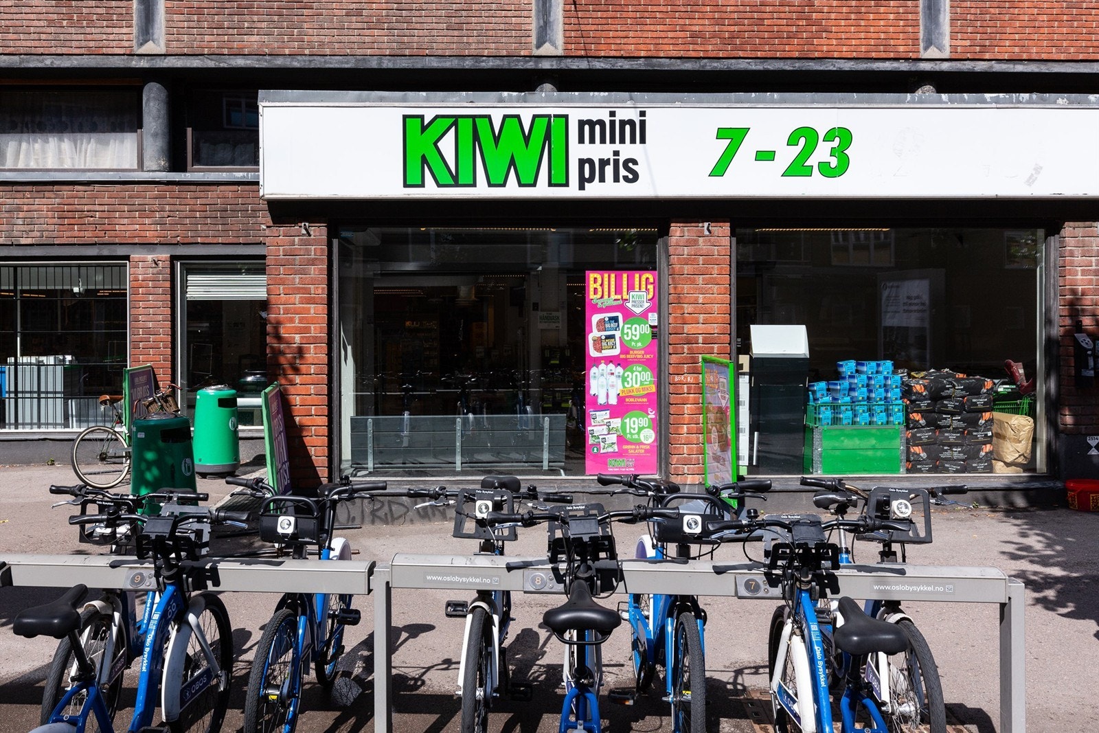 Kiwi dagligvarebutikk ligger like rundt hjørnet og sørger for praktisk flyt med hverdagshandelen. Galleribilde