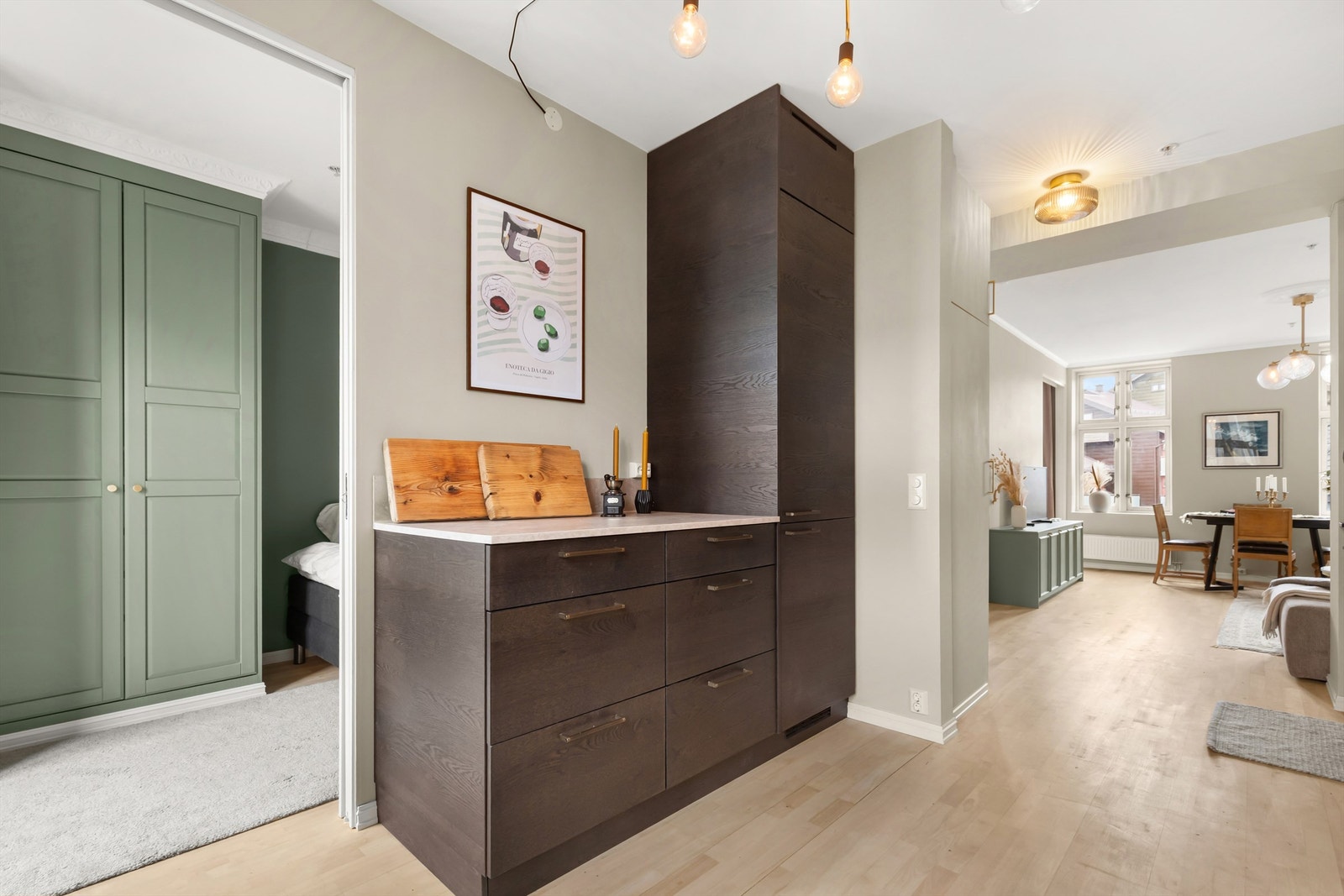 Kjøkkenet er godt utnyttet og sørger for god lagringsplass og benkeplass for matlagingen. Galleribilde