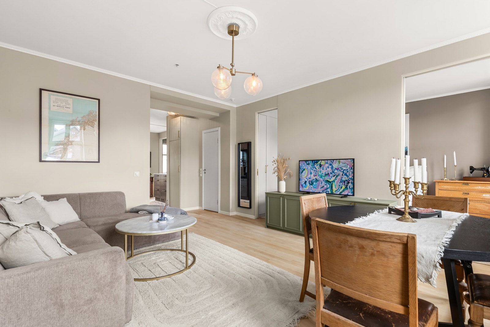 Fra stuen er det adkomst til et av leilighetens soverom. Galleribilde