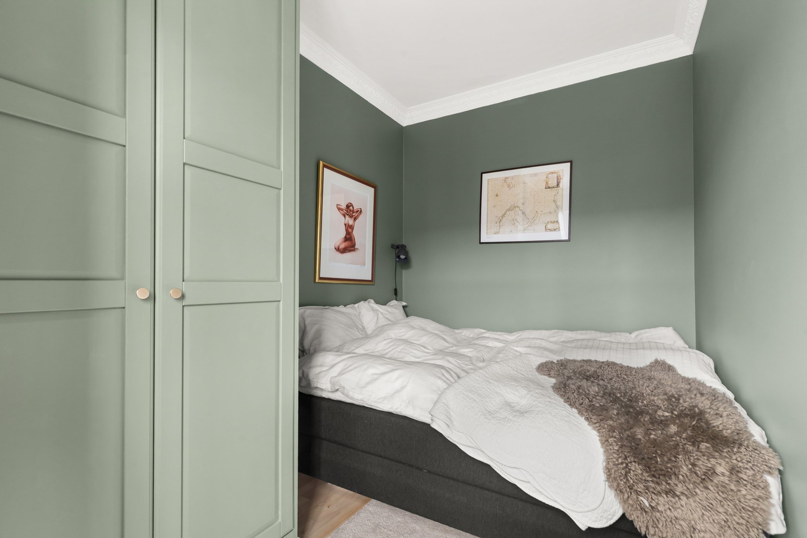 Soverom II er malt i en nydelig, lun tone som harmonerer godt med resten av leiligheten. Rommer passer utmerket som gjesterom, barnerom og kontor. Galleribilde