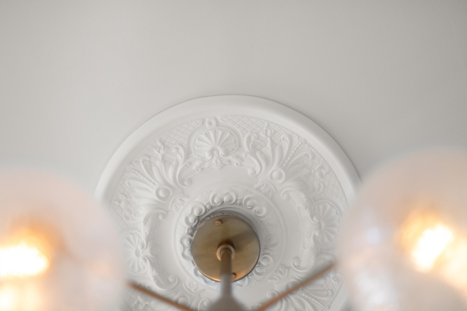 Leiligheten har rosett i tak. Galleribilde