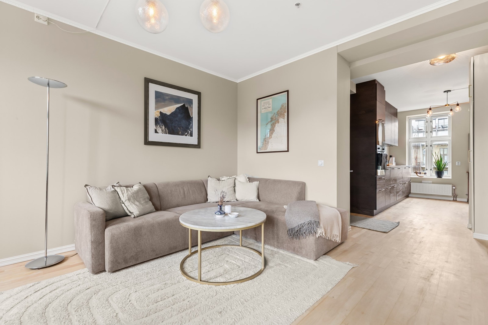 Leilighetens overflater har nylig blitt oppgradert i form av sliping og lakkering av parkettgulv samt maling av alle flater. Galleribilde