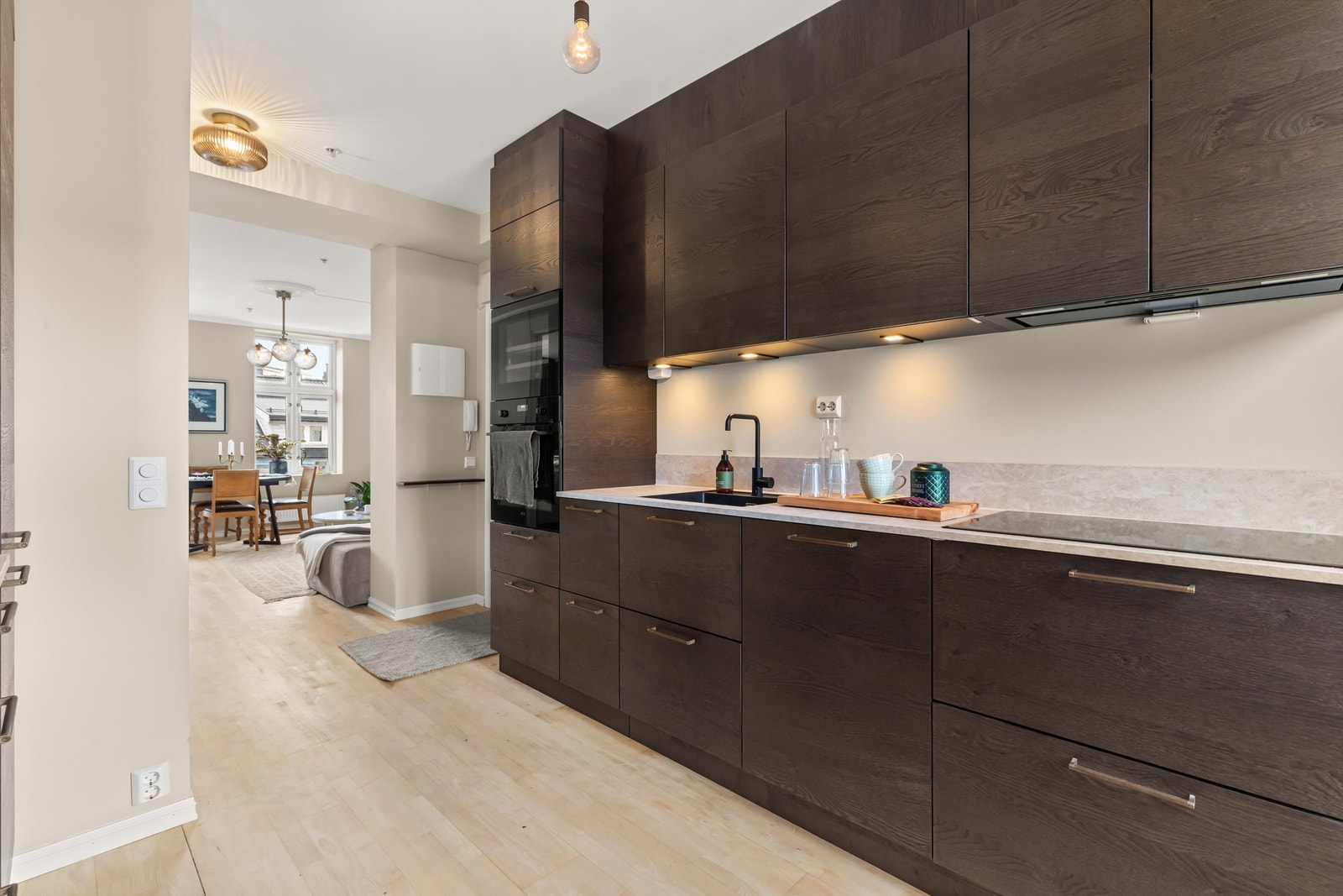 Det moderne kjøkkenet fra 2024 er separat men i naturlig åpning til stue/spisestue. Galleribilde